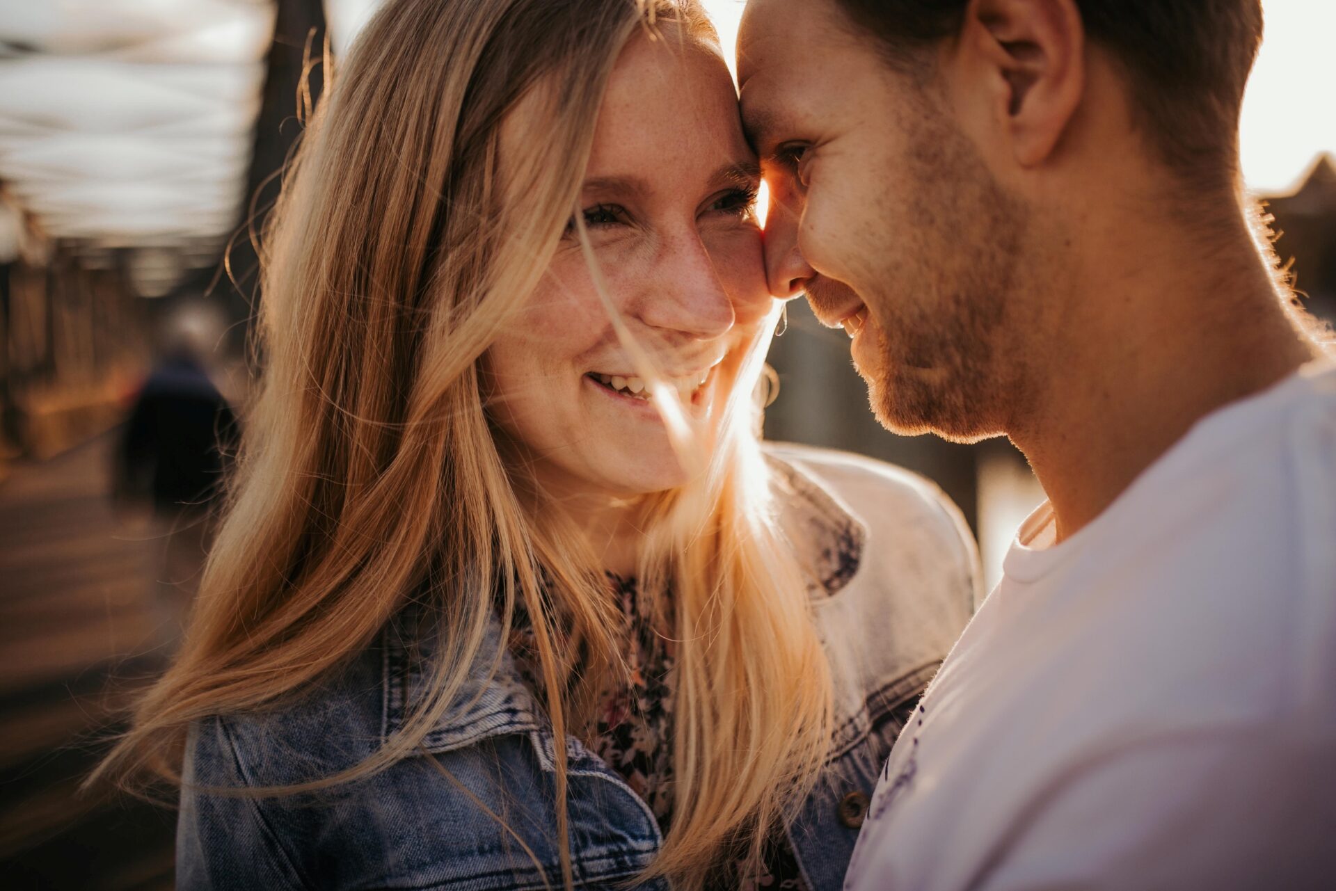 Paar-Shooting im Sonnenuntergang mit Julia und Patrick am Baldeneysee
