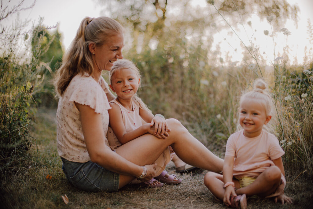 Mama-Tochter-Shooting im Sonnenuntergang